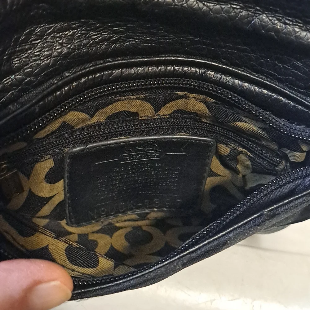 Vintage Coach clutch - black signature canvas with brass and leather accents - Picture 4 of 5